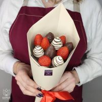 Букет Клубничный букет в бежевой упаковке