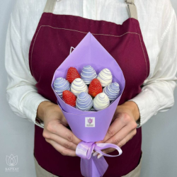 Букет Клубничный букет в сиреневой упаковке