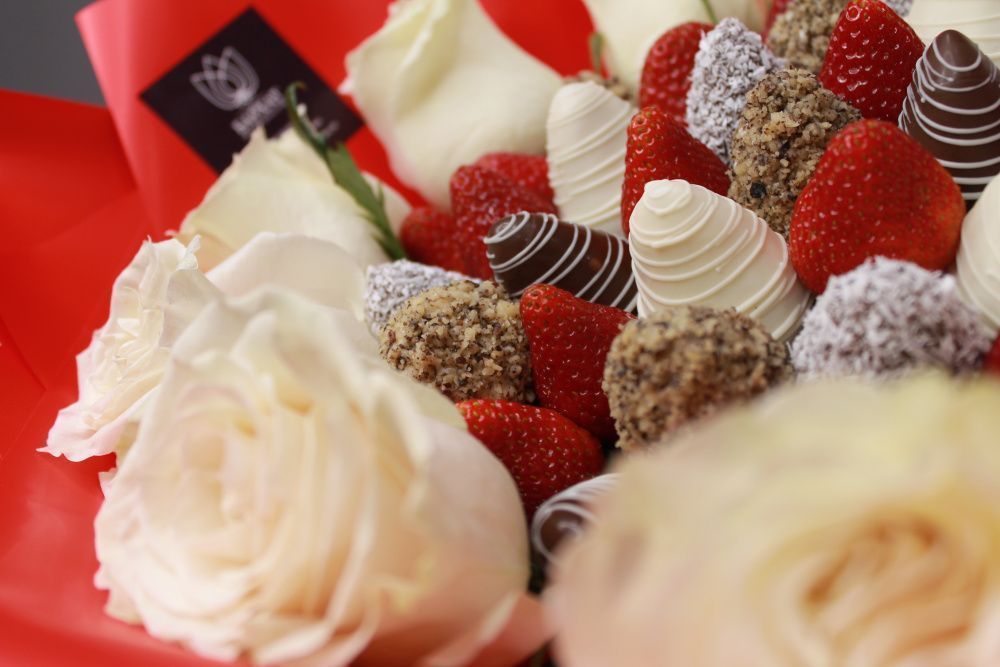 Букет Яркая красотка с розами