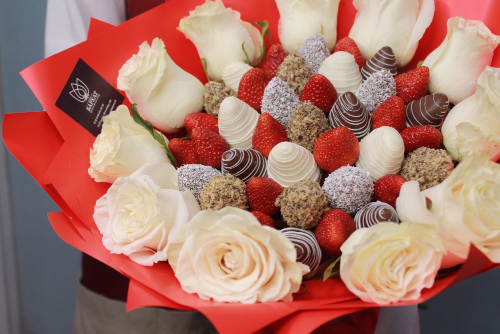 Букет Яркая красотка с розами