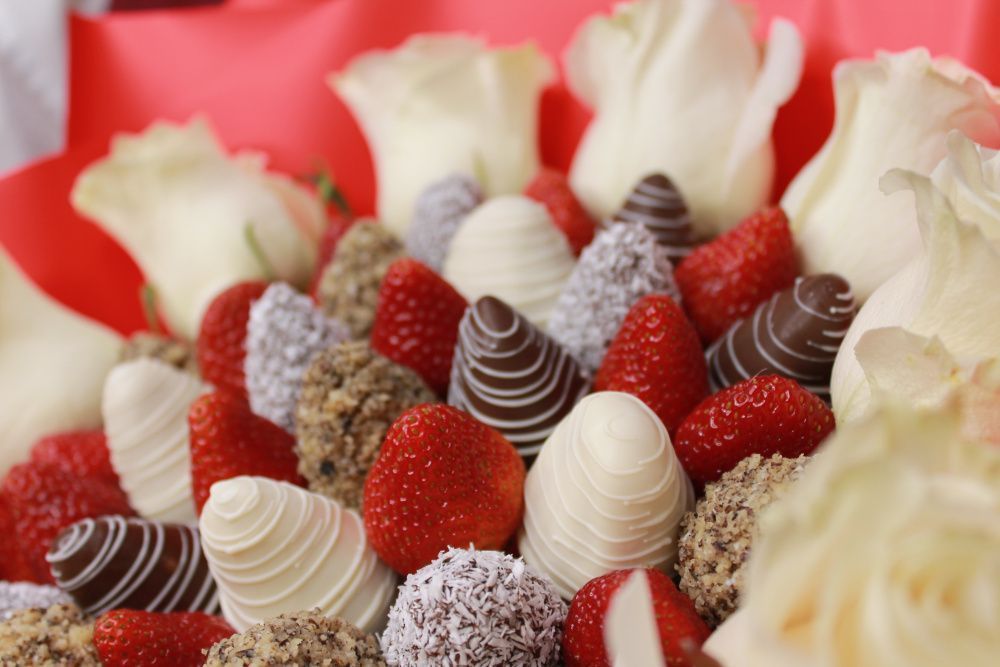 Букет Яркая красотка с розами