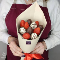 Букет Клубничный букет в бежевой упаковке